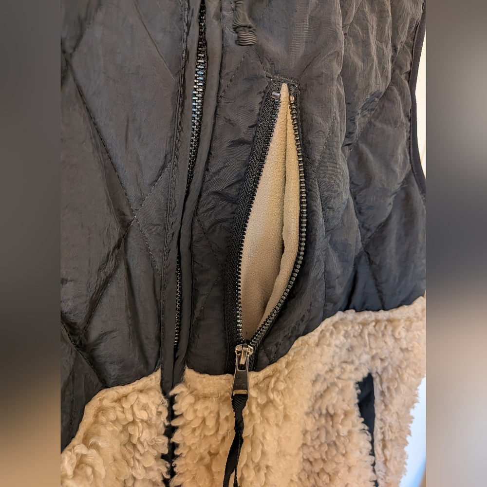 Abercrombie & Fitch Cropped Two-Tone Sherpa Vest - Picture 7 of 16